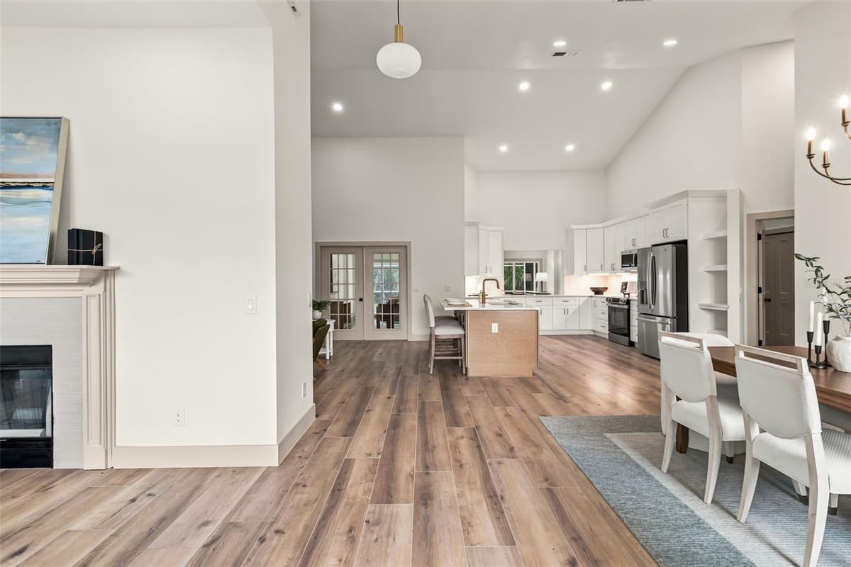 700 PINEWOOD COURT — photo 5 of 53