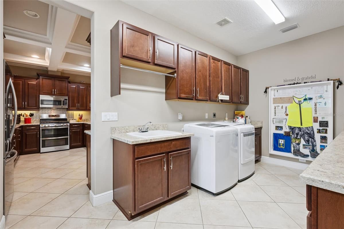 252 SILVER MAPLE ROAD — photo 15 of 26