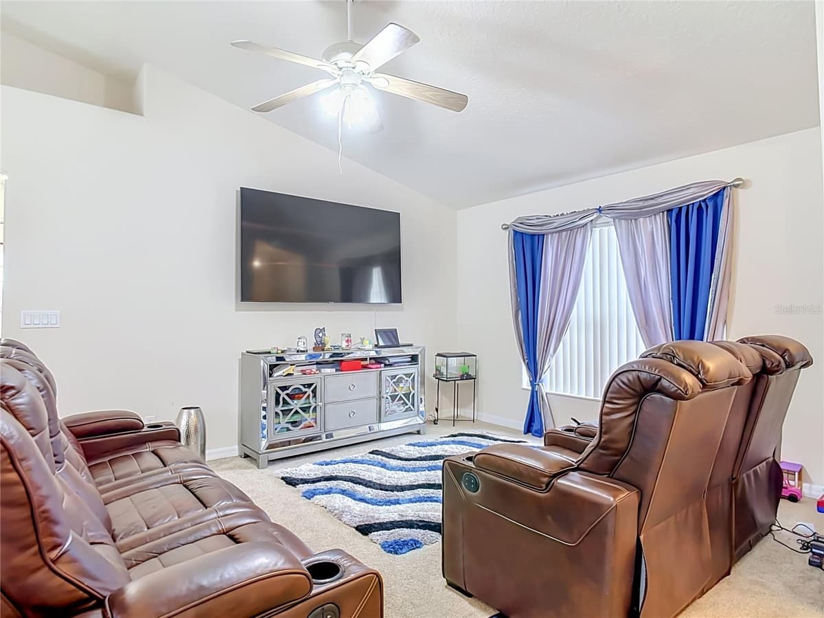 8 BAINBRIDGE LANE — photo 15 of 34
