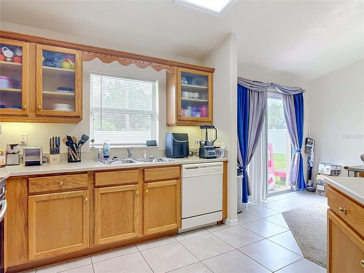8 BAINBRIDGE LANE — photo 4 of 34