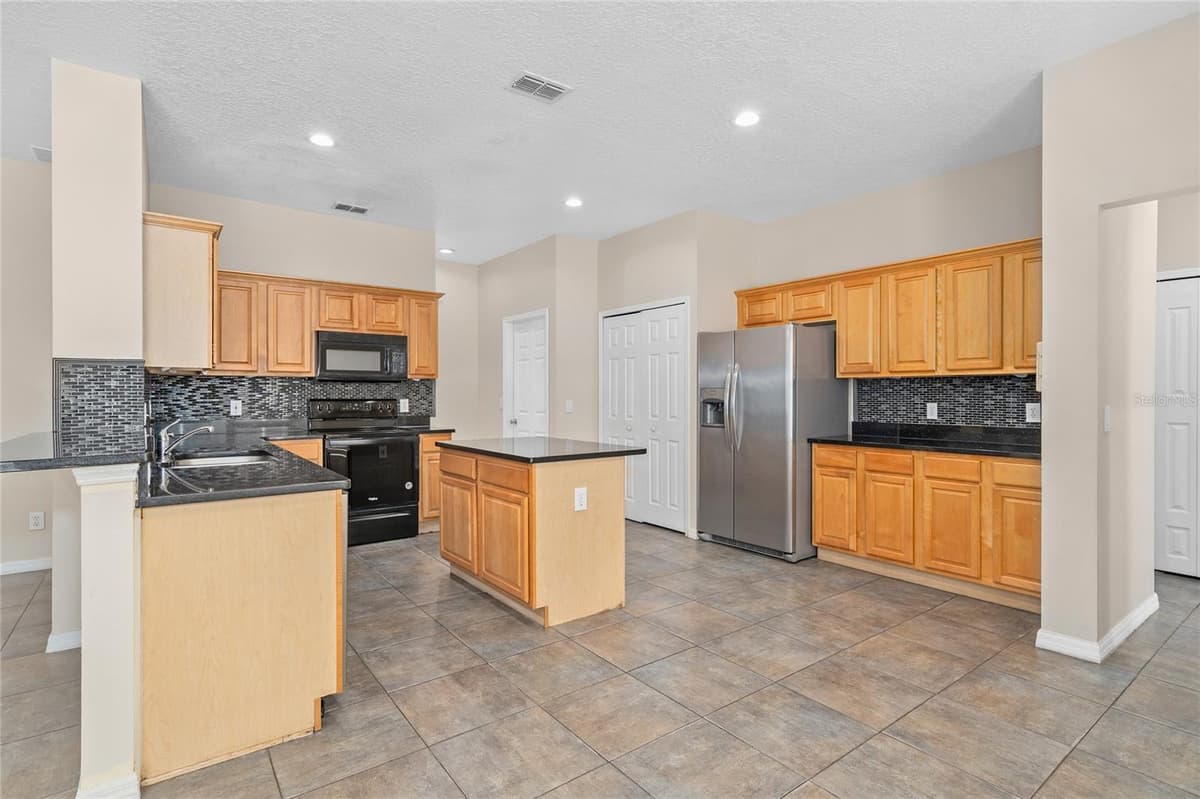 13821 AMBERLEIGH ROAD — photo 14 of 56