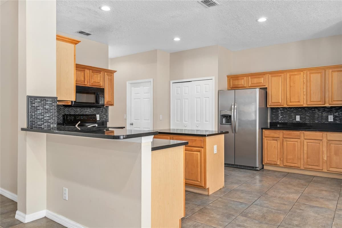 13821 AMBERLEIGH ROAD — photo 9 of 56