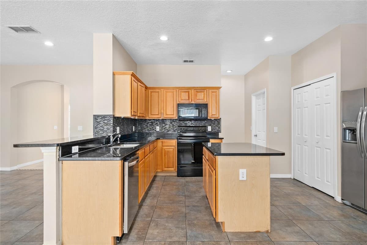 13821 AMBERLEIGH ROAD — photo 18 of 56