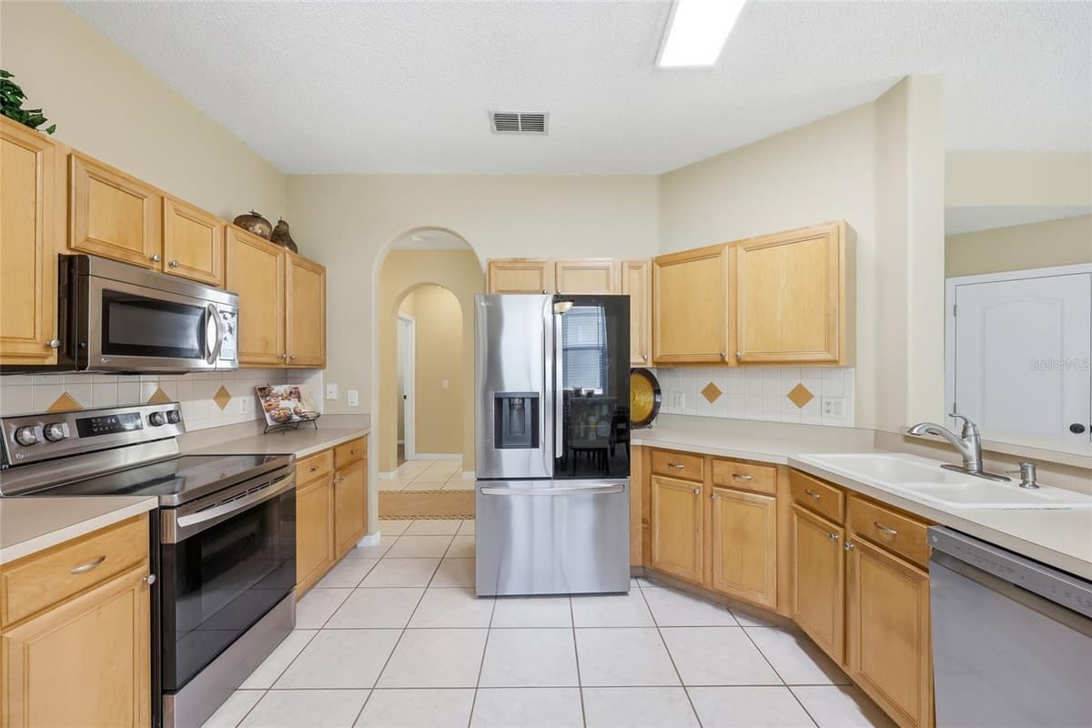 5007 BELLTHORN DRIVE — photo 4 of 34