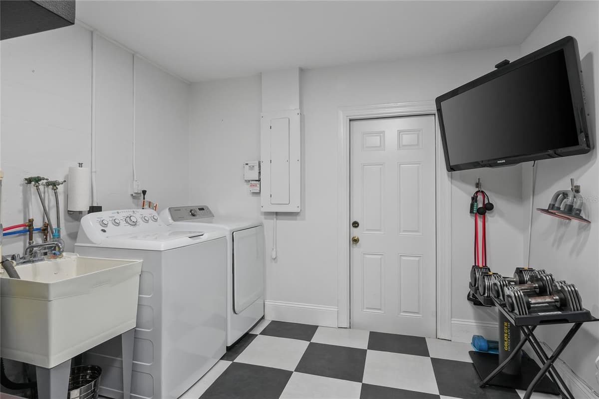 223 PINECREST DRIVE — photo 42 of 57