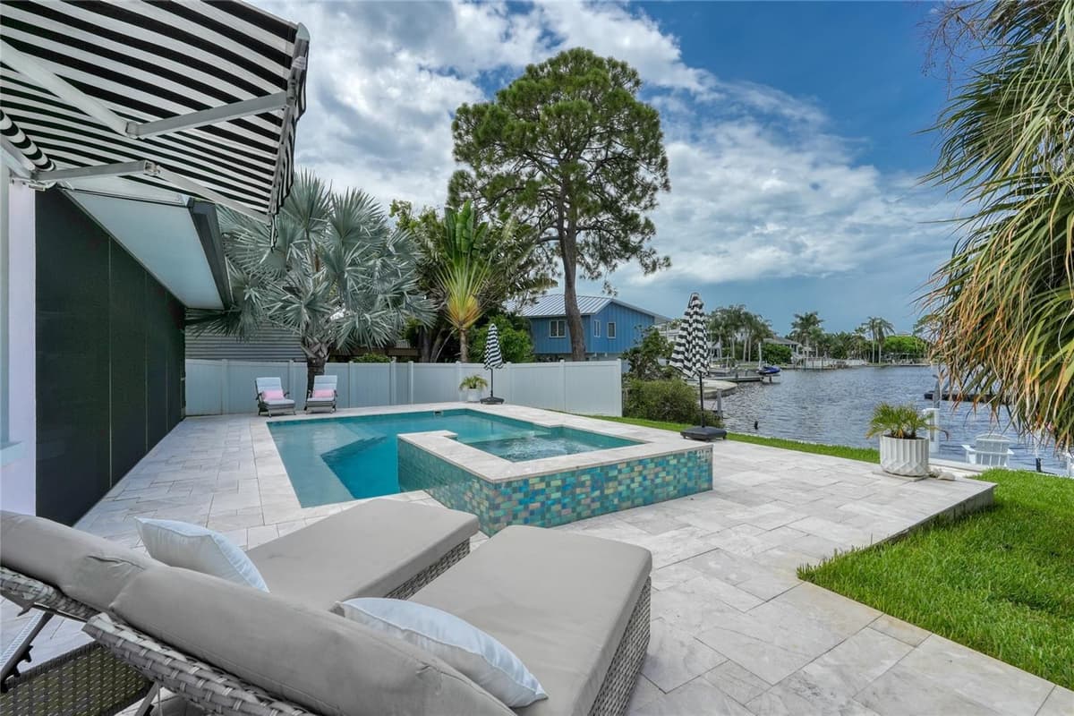 223 PINECREST DRIVE — photo 8 of 57