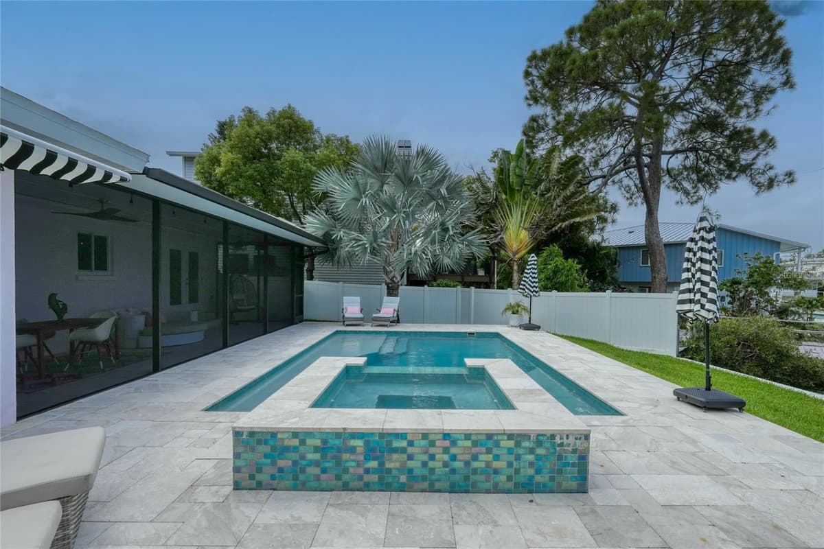 223 PINECREST DRIVE — photo 7 of 57