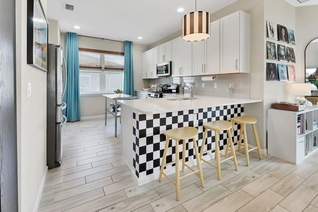 255 NORTHCOTE COURT — photo 7 of 32