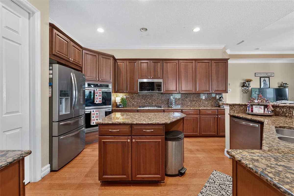 5207 LAKE VENICE DRIVE — photo 15 of 66