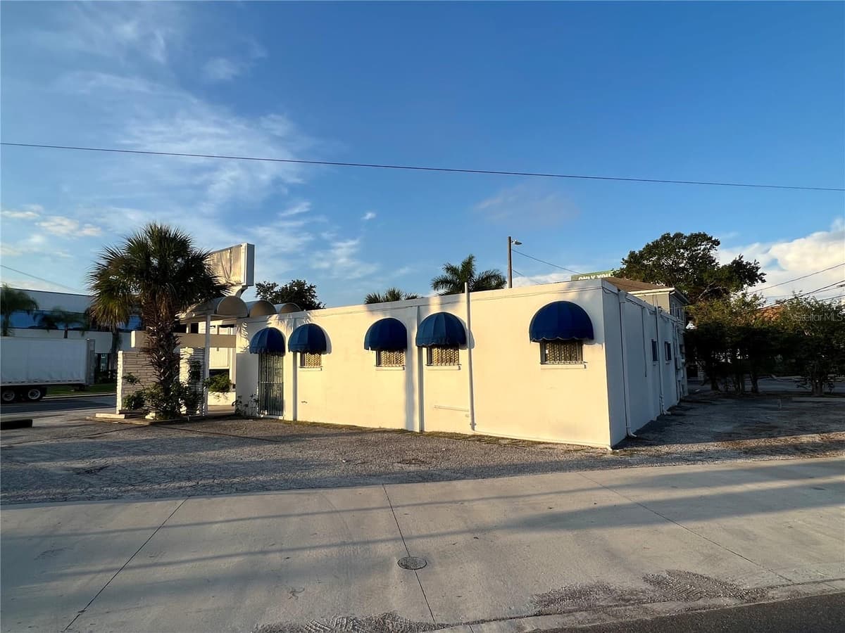 3901 HENDERSON BOULEVARD — photo 3 of 9