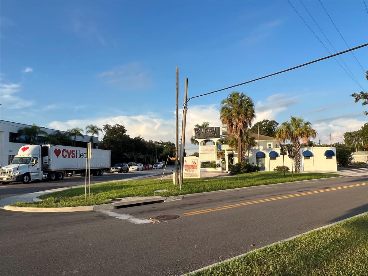 3901 HENDERSON BOULEVARD — photo 4 of 9