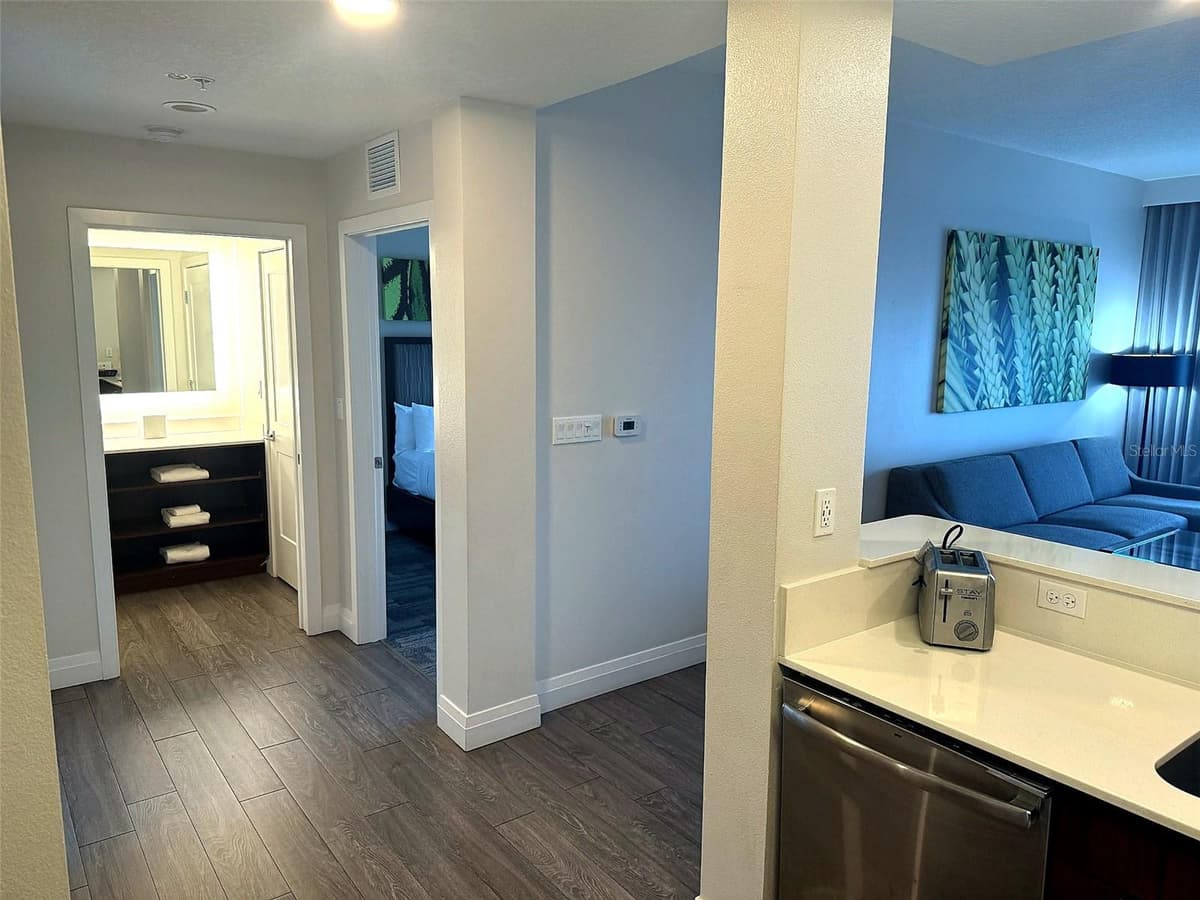 14501 GROVE RESORT AVENUE — photo 15 of 54