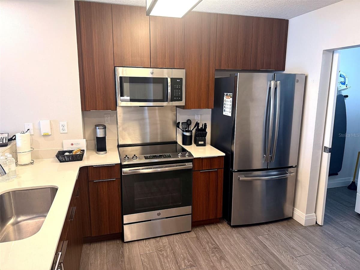 14501 GROVE RESORT AVENUE — photo 13 of 54