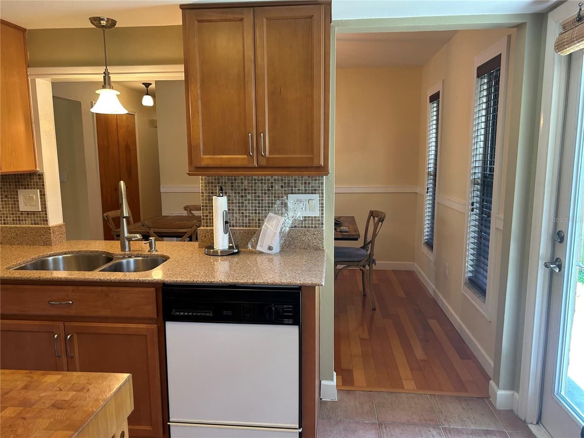 1850 BRYAN AVENUE — photo 6 of 26