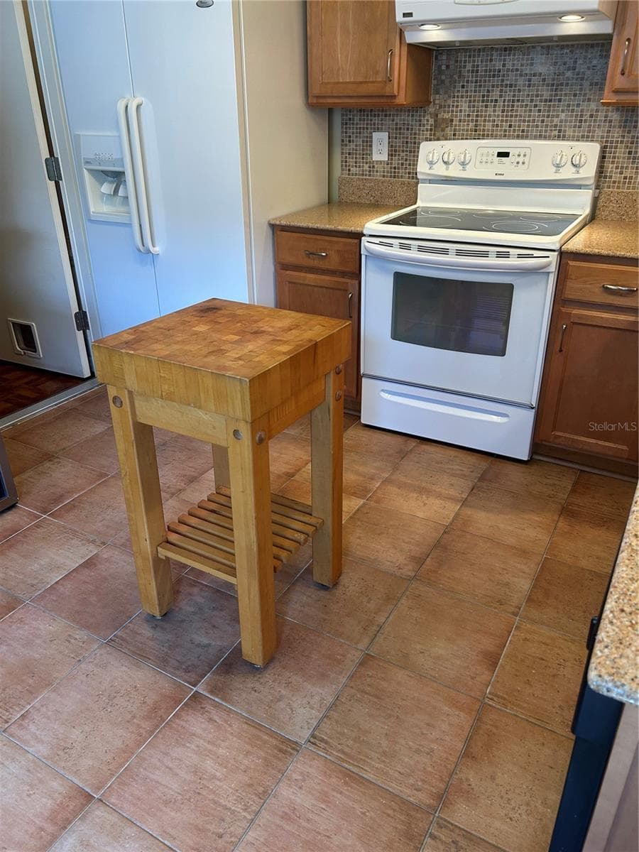 1850 BRYAN AVENUE — photo 8 of 26