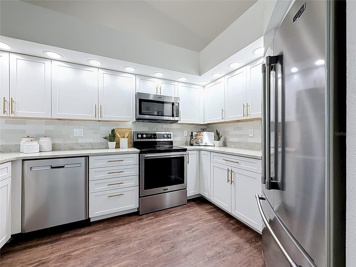 3390 LAKE SHORE LANE — photo 13 of 51