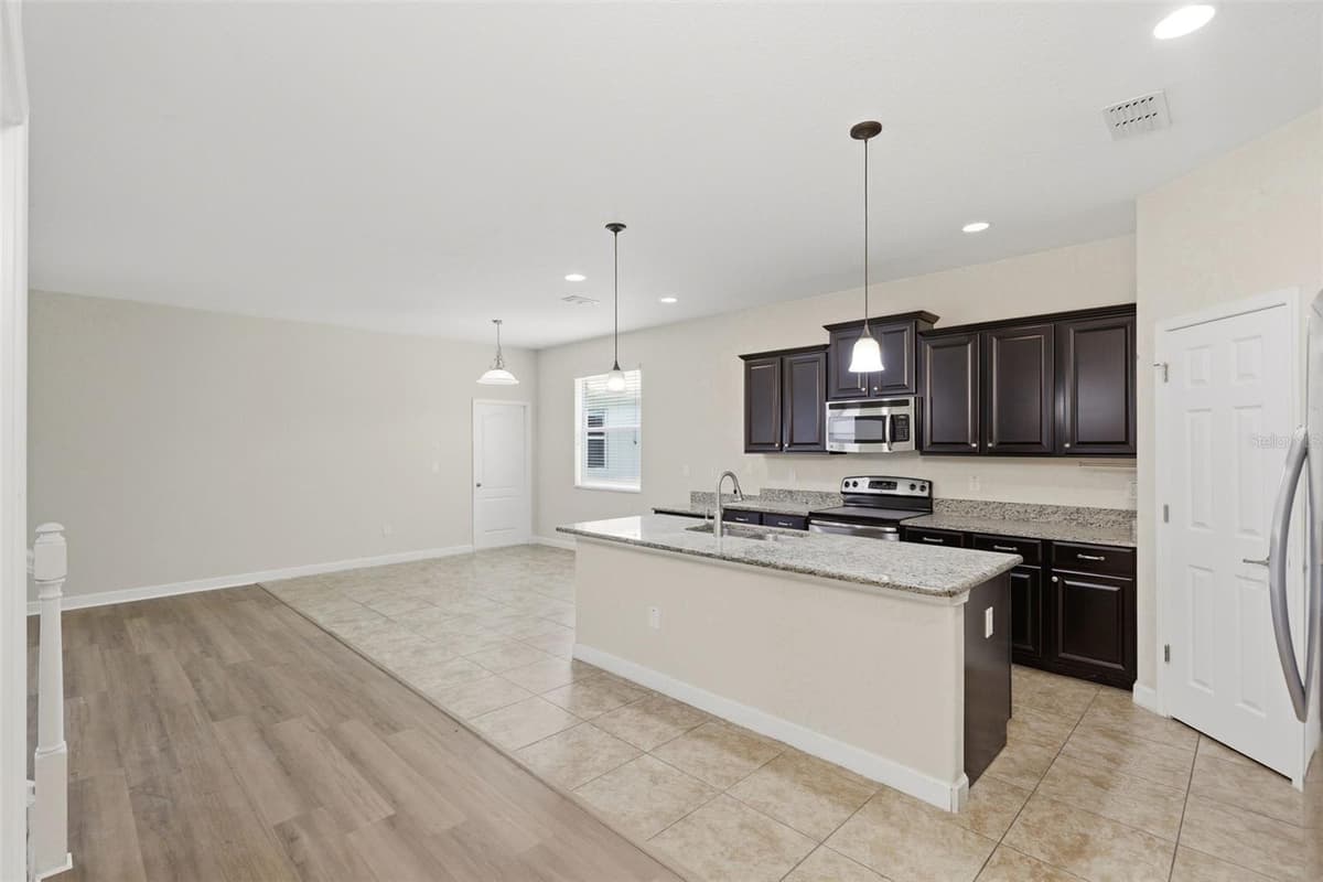 15621 SIGNATURE DRIVE — photo 10 of 35