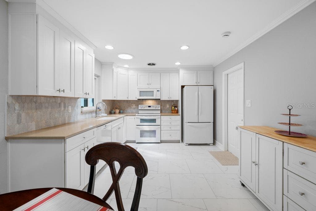 328 BAYVIEW DRIVE — photo 11 of 46