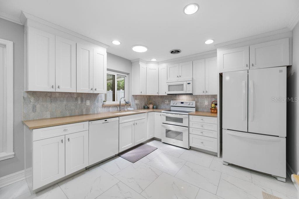 328 BAYVIEW DRIVE — photo 12 of 46