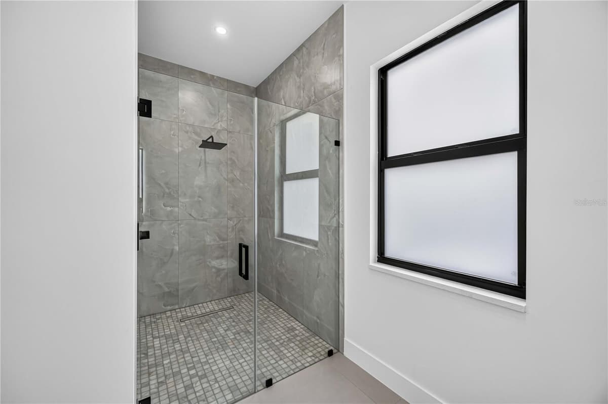 18420 JEFFERSON AVENUE — photo 32 of 36