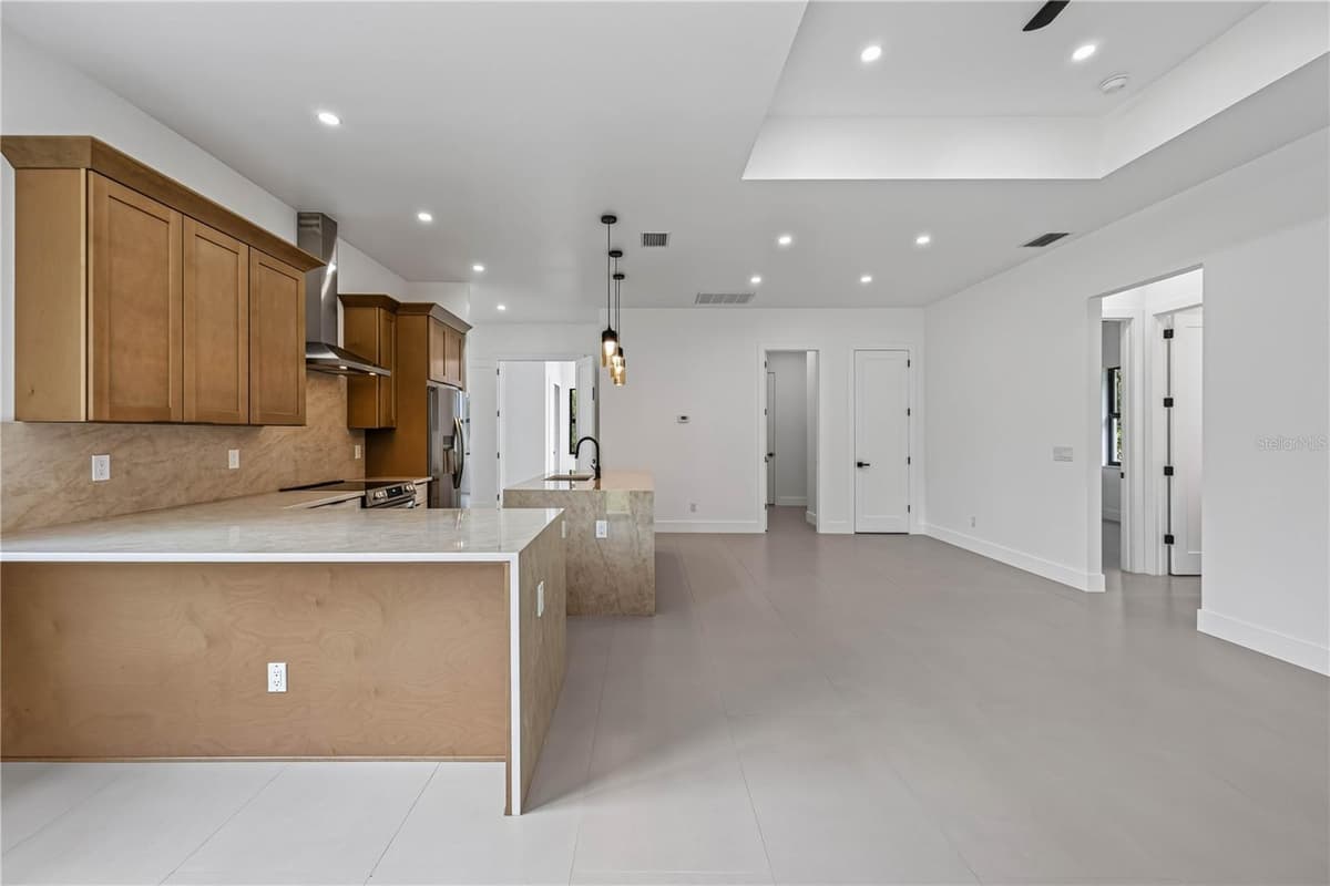 18420 JEFFERSON AVENUE — photo 11 of 36
