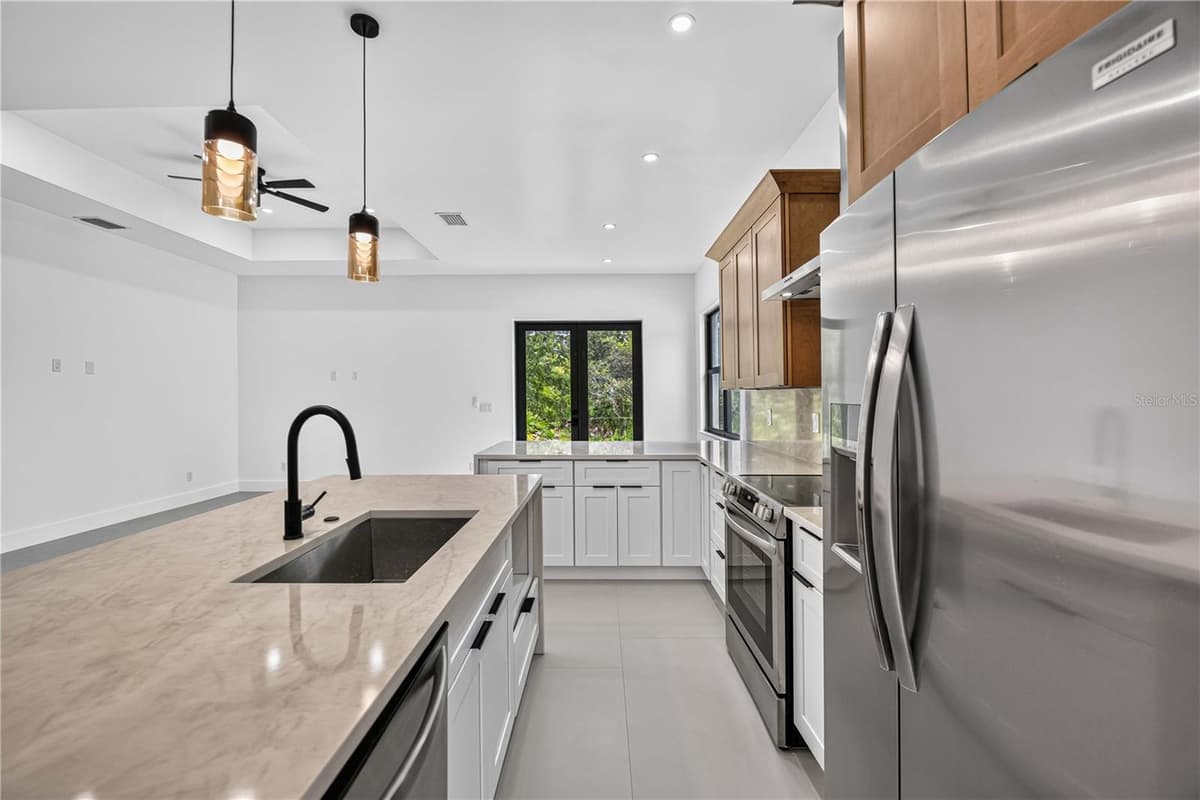 18420 JEFFERSON AVENUE — photo 8 of 36