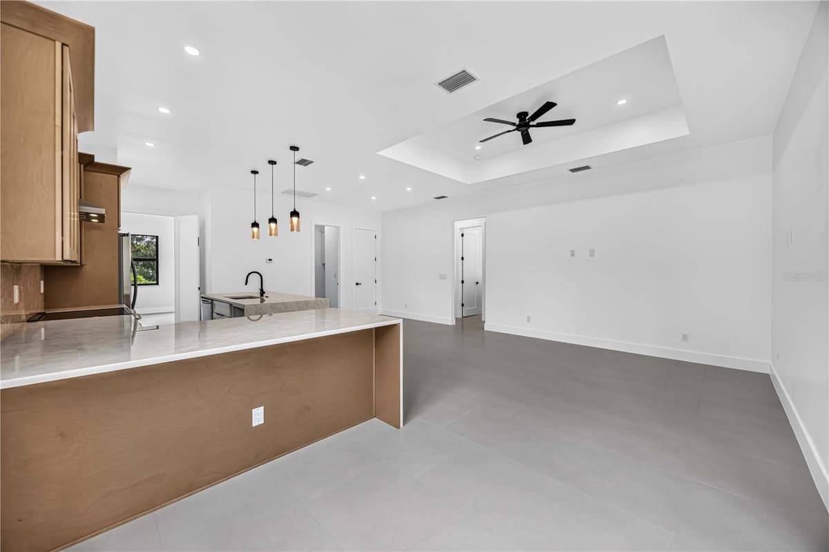 18420 JEFFERSON AVENUE — photo 12 of 36