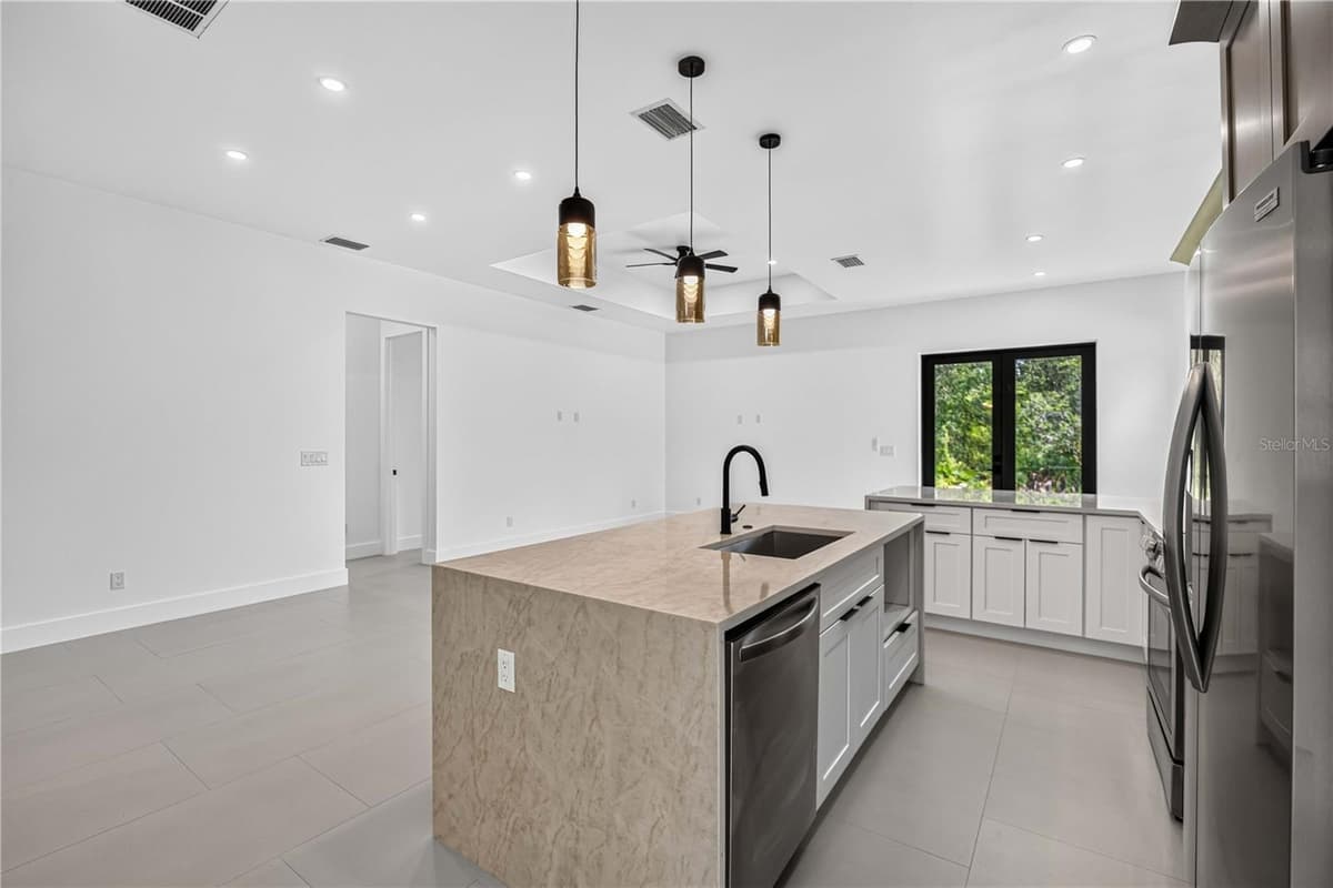 18420 JEFFERSON AVENUE — photo 5 of 36