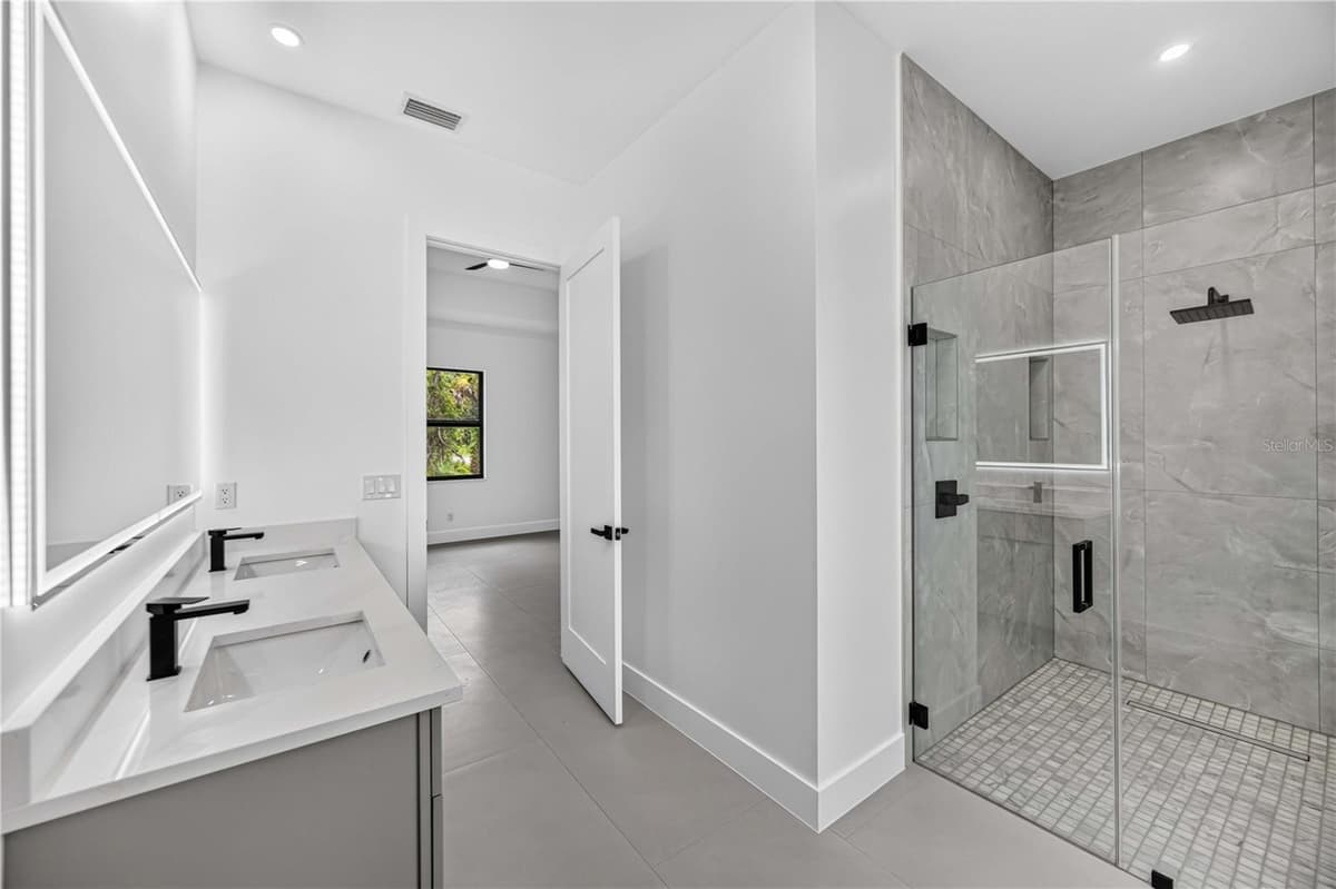 18420 JEFFERSON AVENUE — photo 33 of 36