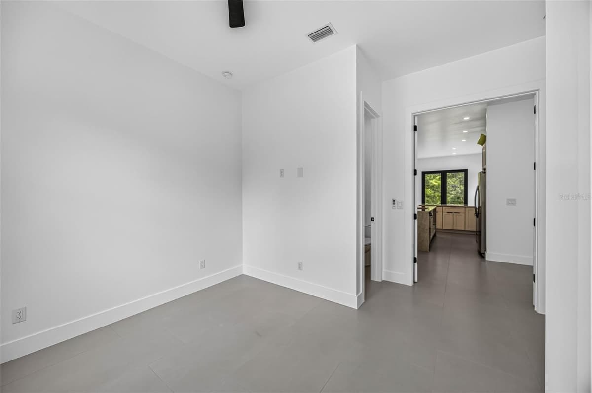 18420 JEFFERSON AVENUE — photo 16 of 36