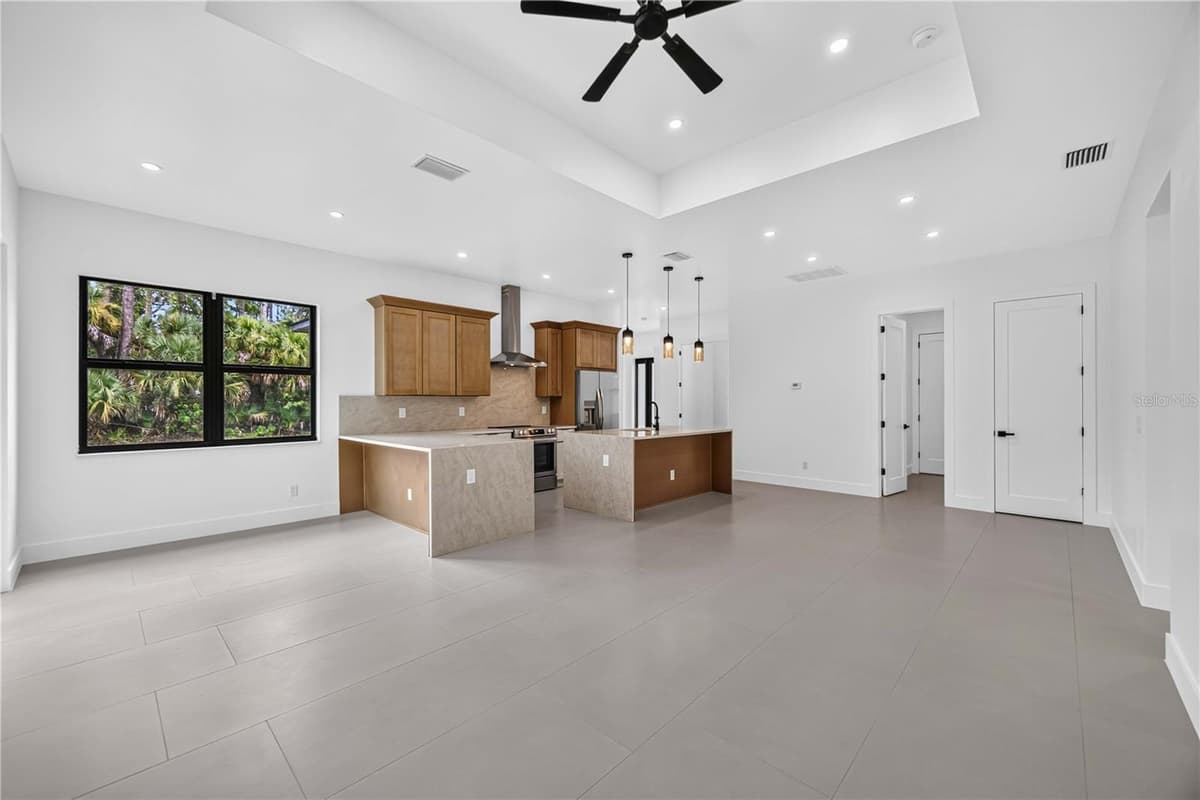 18420 JEFFERSON AVENUE — photo 9 of 36
