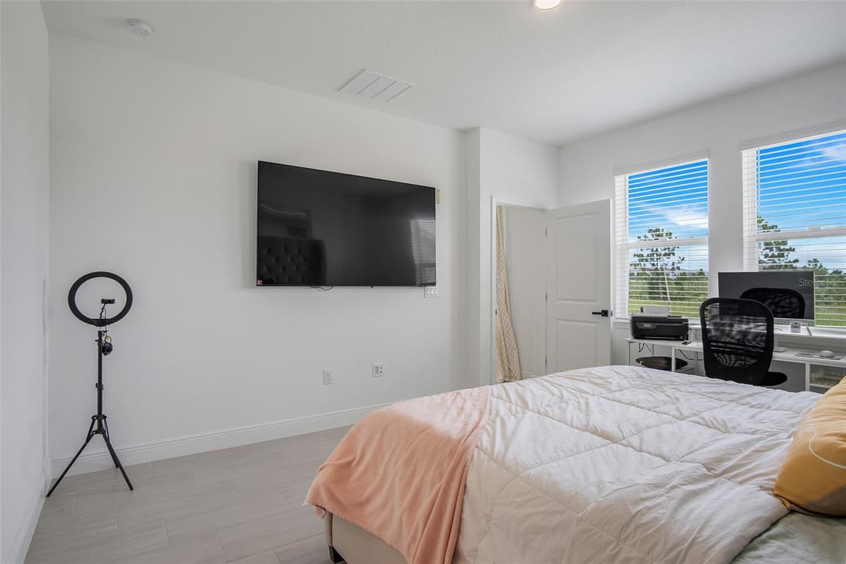 18863 RAWSON STREET — photo 15 of 31