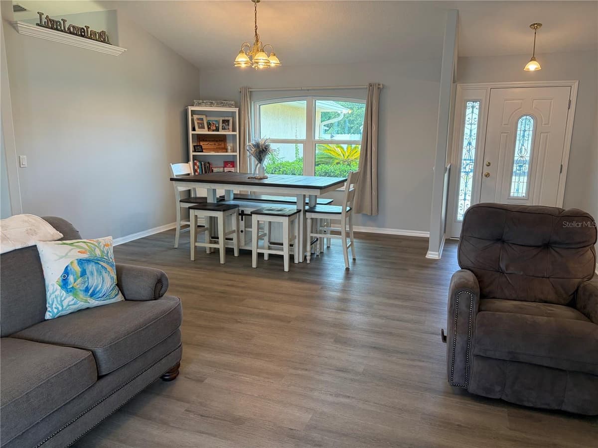 25 BISCAY LANE — photo 4 of 18