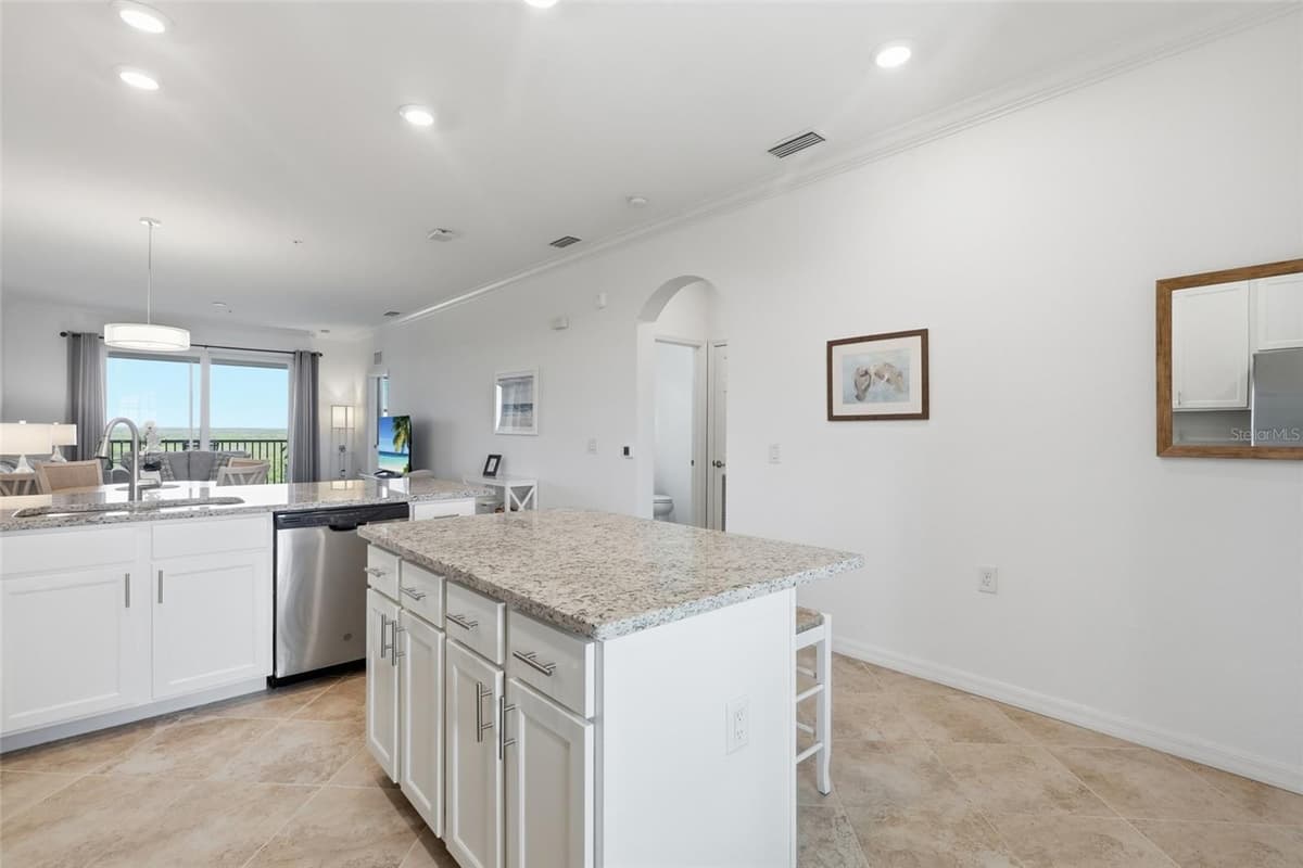 14081 HERITAGE LANDING BOULEVARD — photo 15 of 73