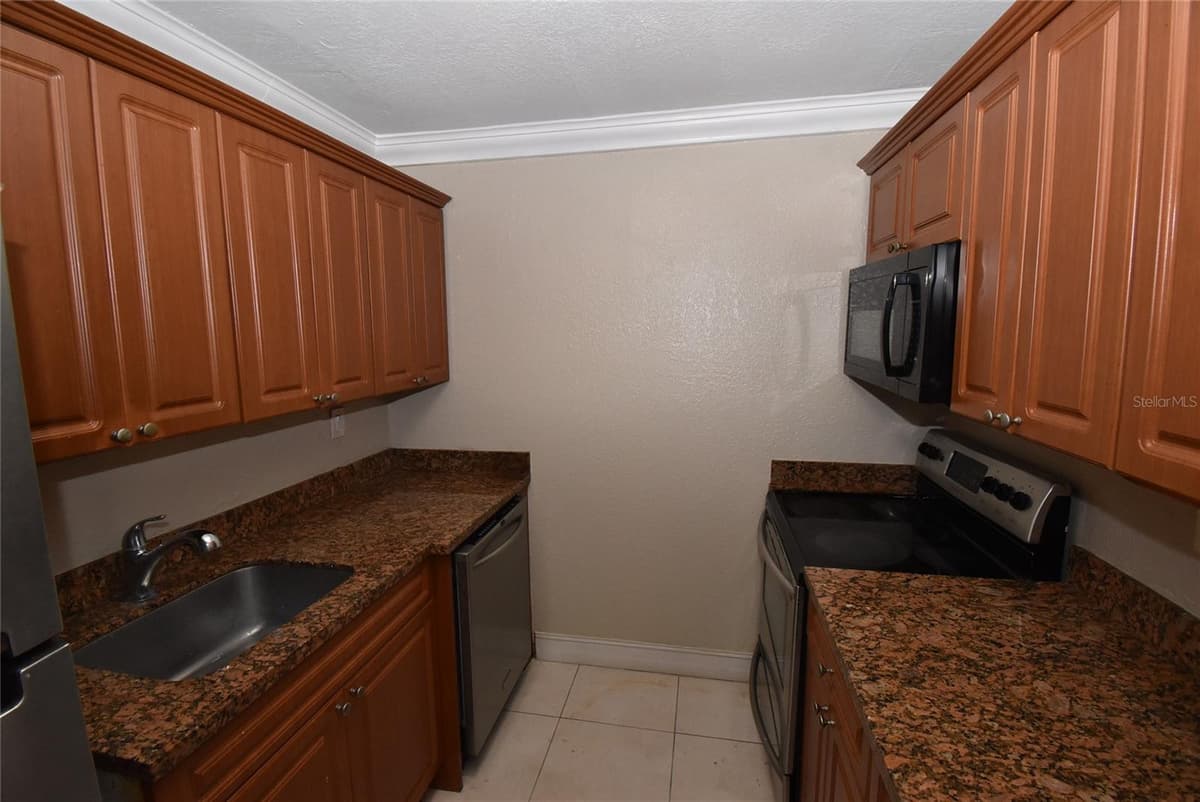 5221 BAYSHORE BOULEVARD — photo 8 of 24