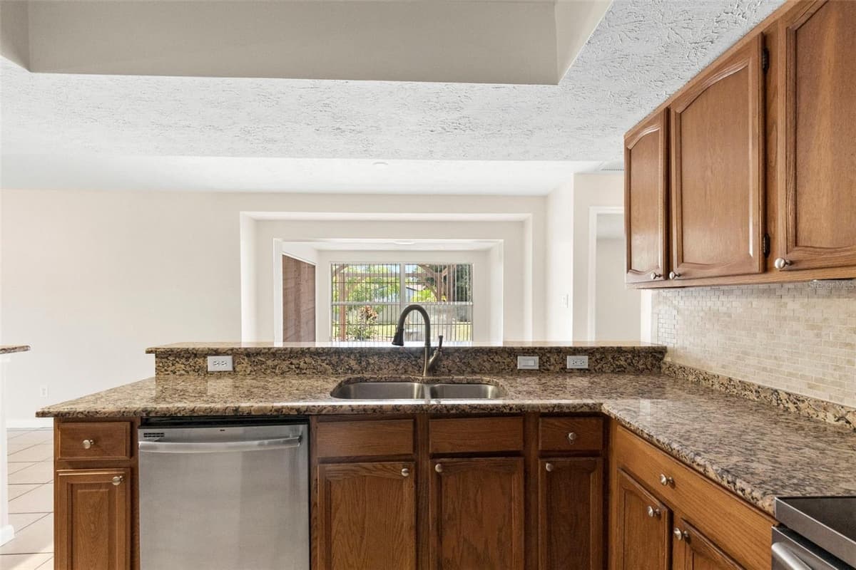 8904 FLORA STREET — photo 32 of 60