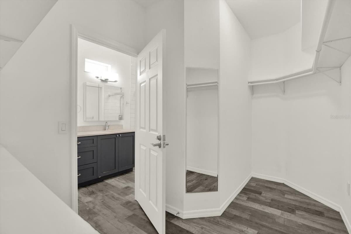 21054 DIAMONTE DR — photo 15 of 44