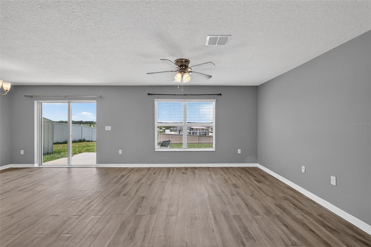 2465 BEGONIA STREET — photo 4 of 30