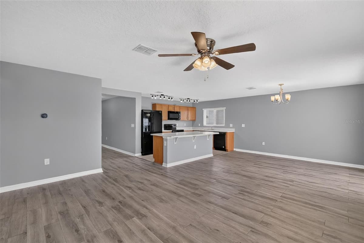 2465 BEGONIA STREET — photo 6 of 30