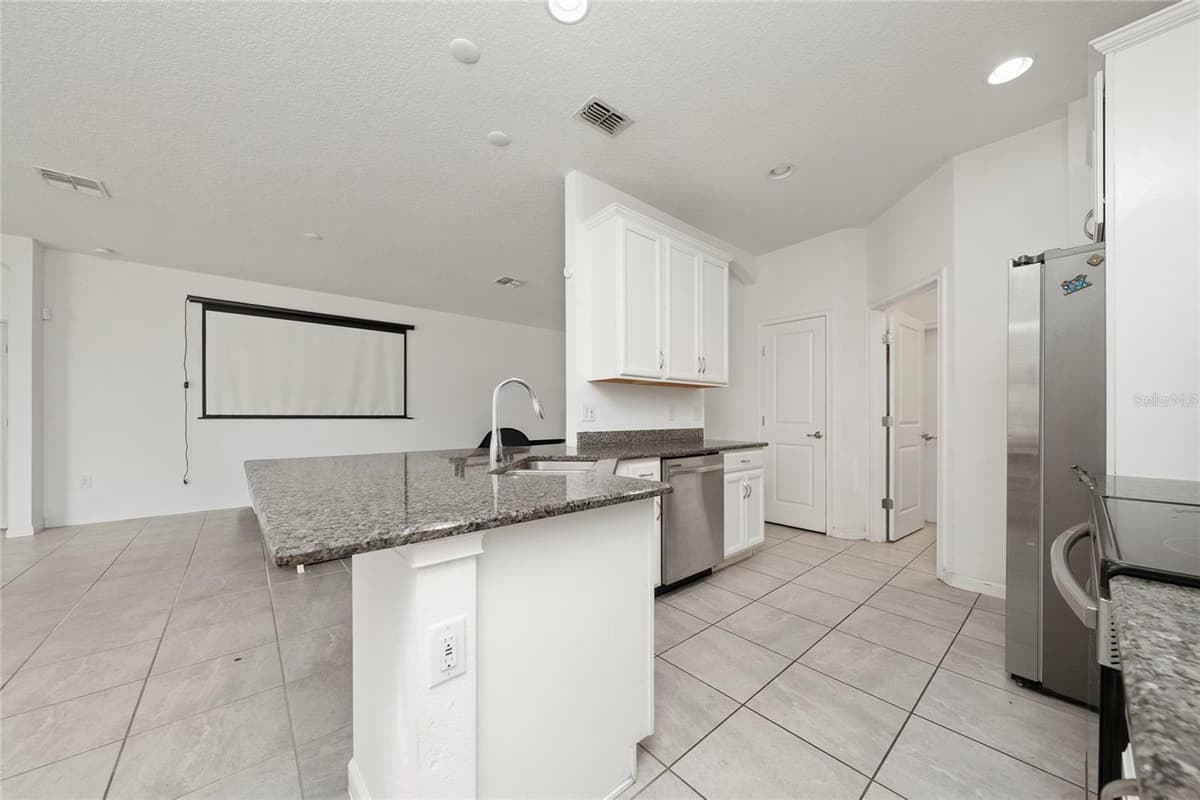 417 SAPPHIRE DRIVE — photo 14 of 34