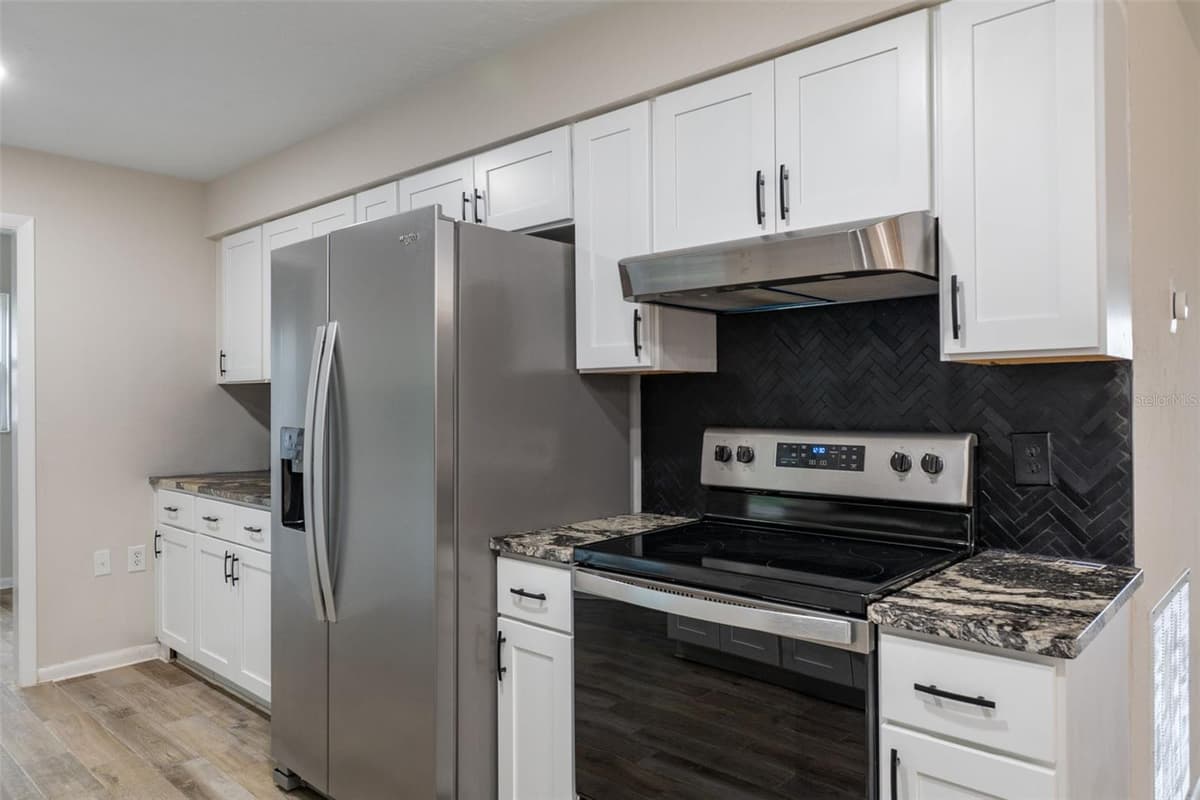 211 DAVIS STREET — photo 8 of 49