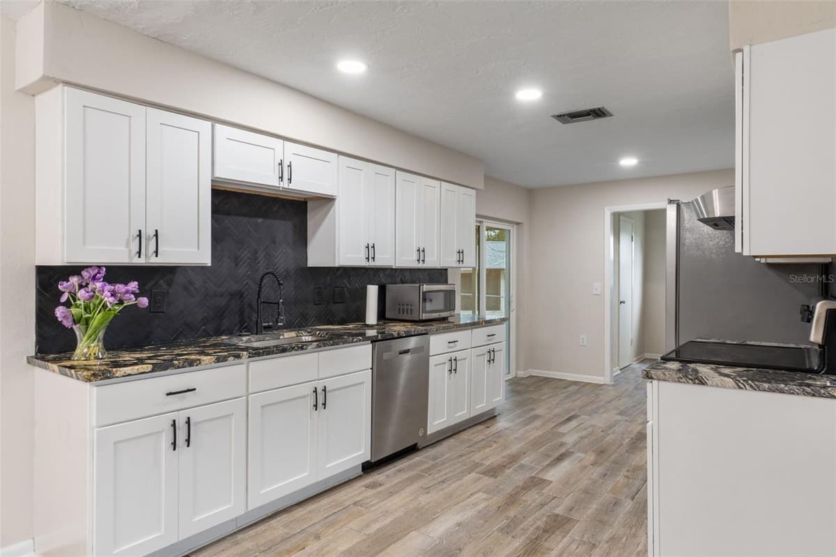 211 DAVIS STREET — photo 3 of 49