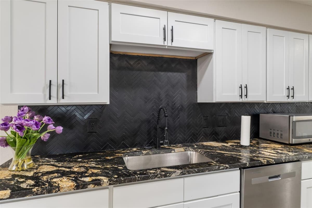 211 DAVIS STREET — photo 7 of 49
