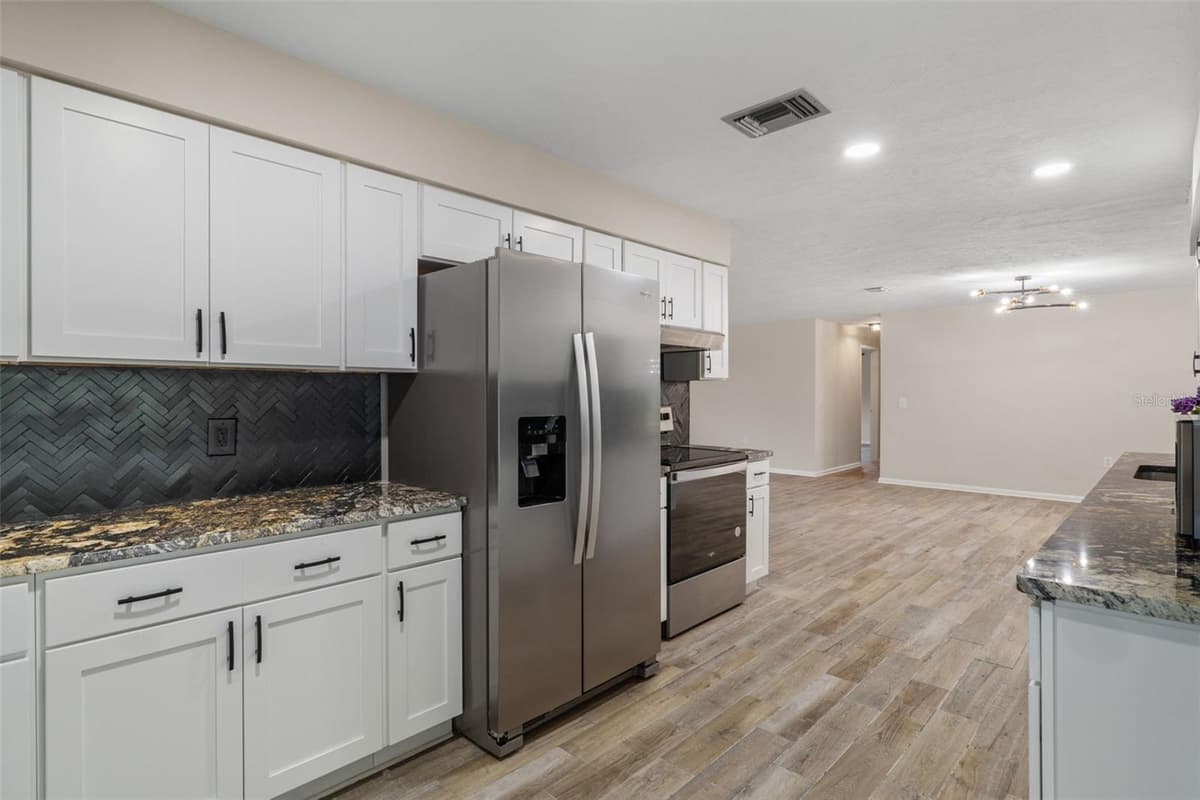 211 DAVIS STREET — photo 6 of 49