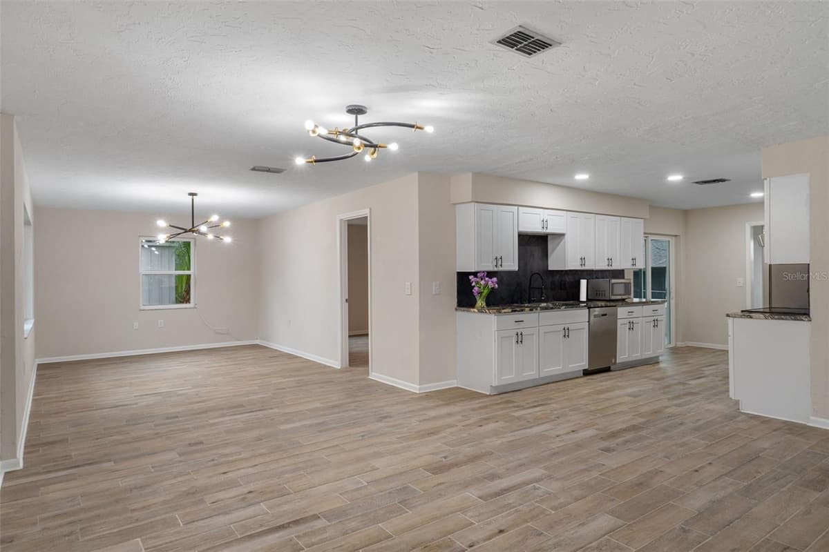 211 DAVIS STREET — photo 4 of 49