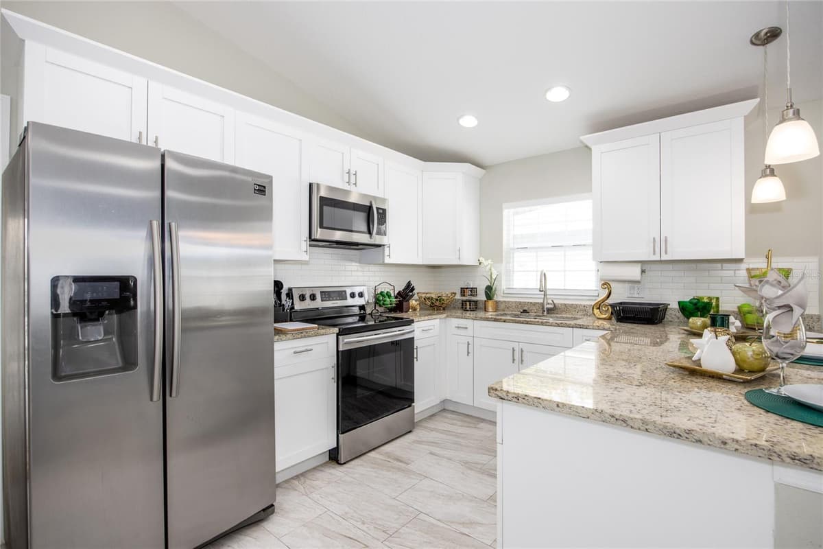 811 HOFFMAN BOULEVARD — photo 9 of 15