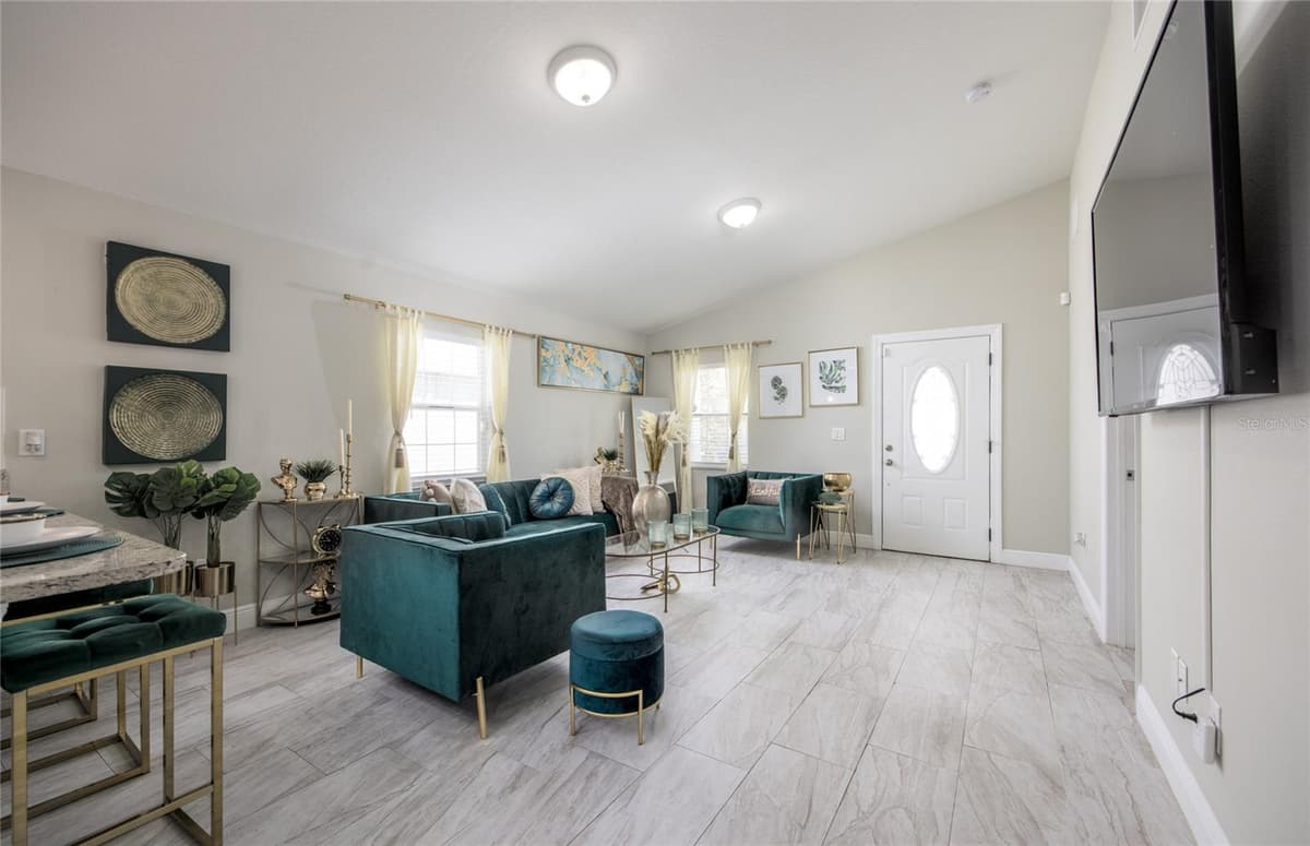 811 HOFFMAN BOULEVARD — photo 7 of 15
