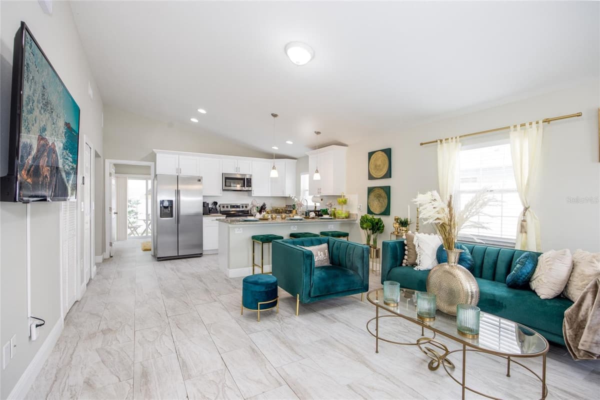 811 HOFFMAN BOULEVARD — photo 8 of 15