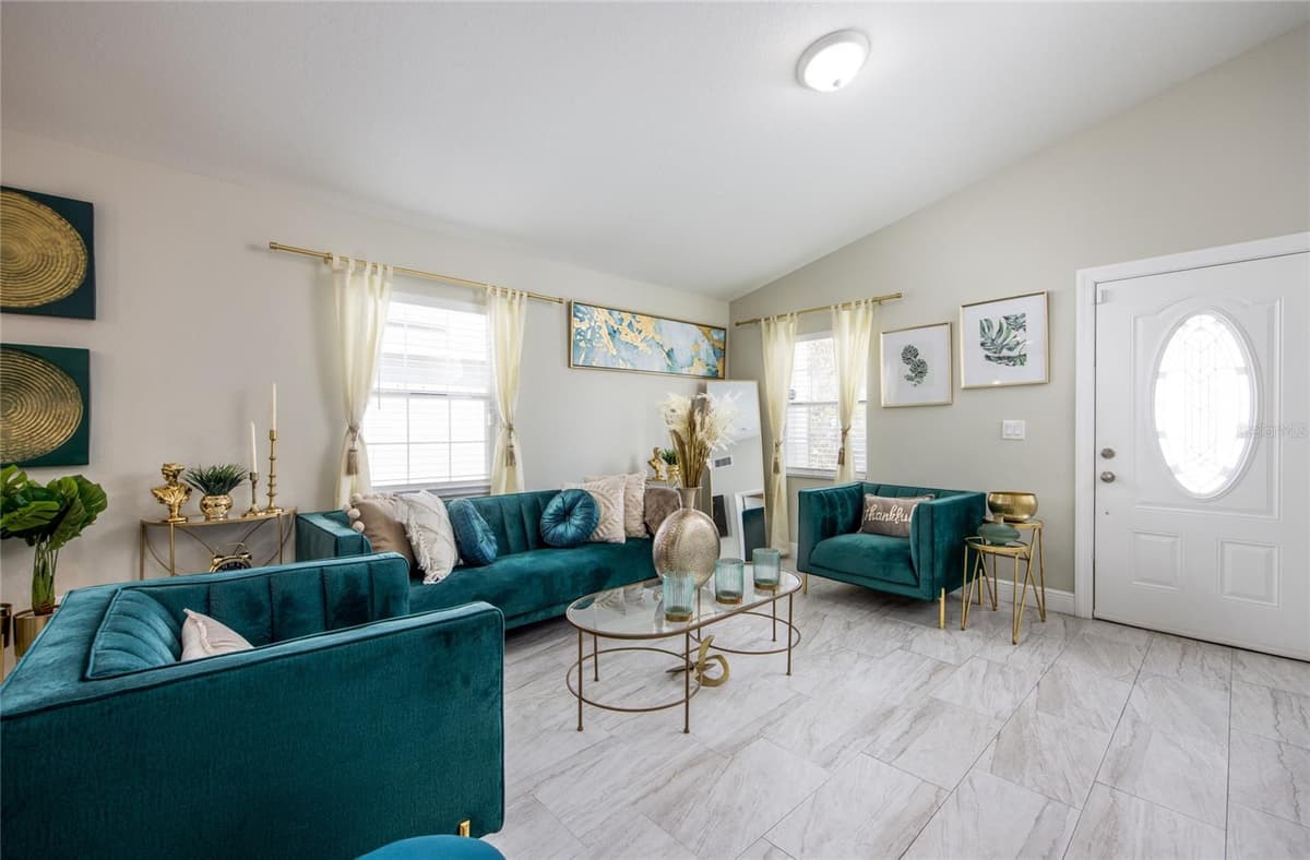 811 HOFFMAN BOULEVARD — photo 3 of 15