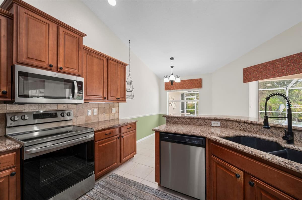 5615 MOJAVE AVENUE — photo 17 of 57